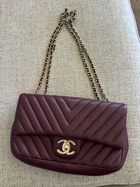 CHANEL Burgundy Quilted Shoulder Bag with Gold Chain